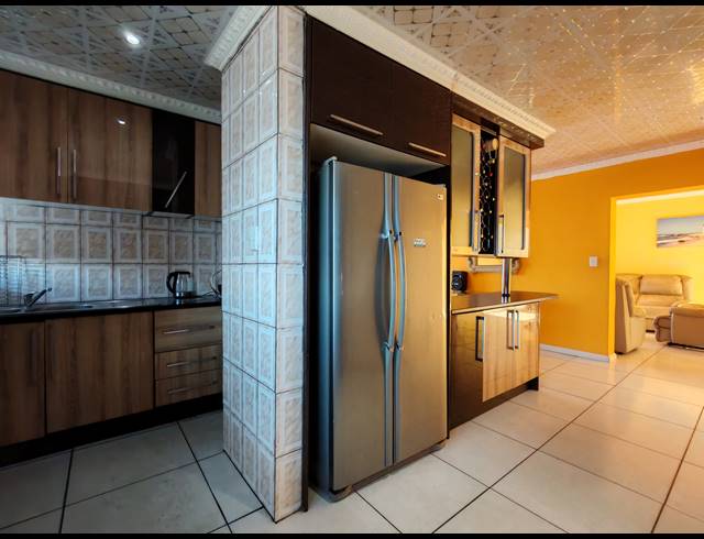 6 BEDROOM HOUSE FOR SALE IN THREE RIVERS EAST